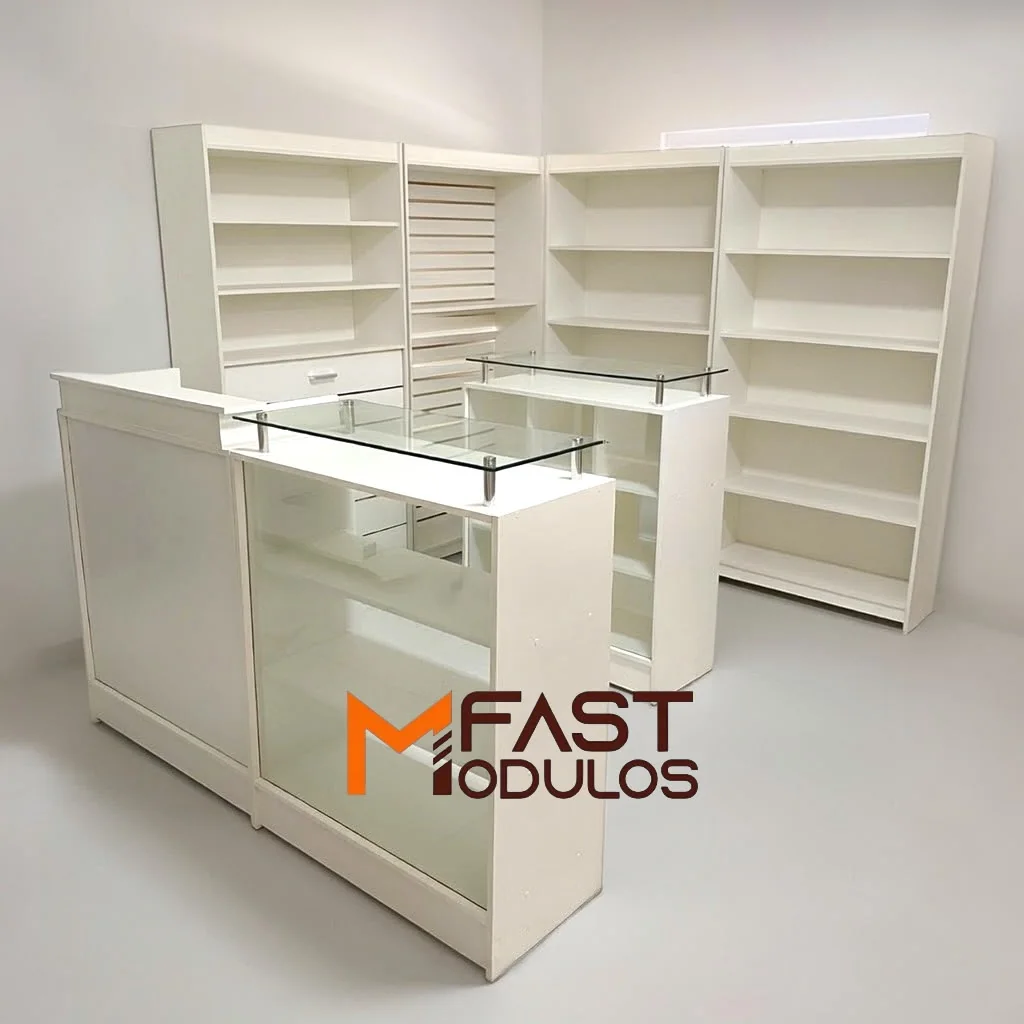 Composição de loja em MDF branco com balcões e estantes